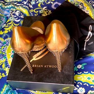 B Brian Atwood Finvarra Bronze Gold Metallic Pumps